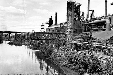 Steel mill along Mahoning River, 1962