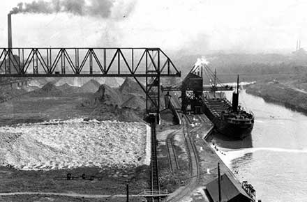 Freighter Negaunee delivering ore, 1933