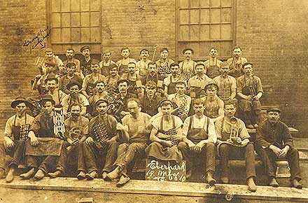 Group photo of Eberhard Manufacturing Company employees, 1910